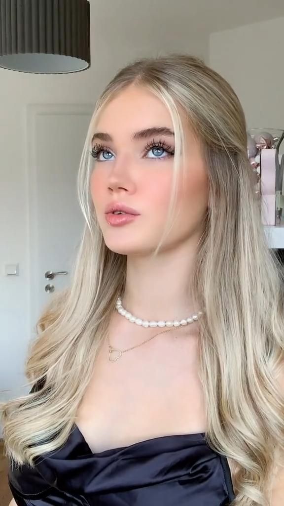 stw berjilbab lagi butuh uang Bali  //  museum internet <2026]